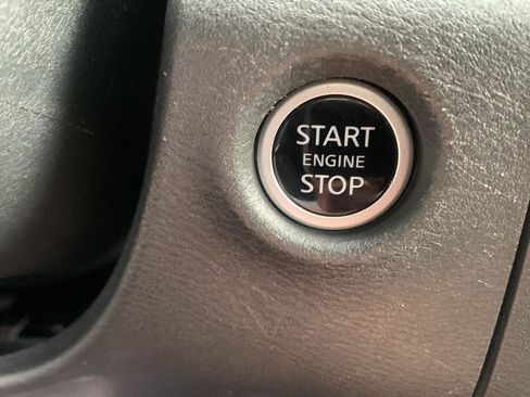 Used 2024 Nissan Frontier SV image 9