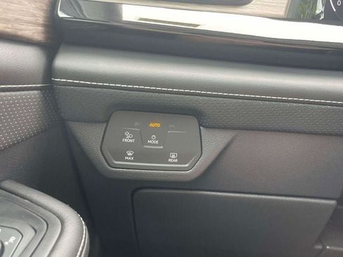 Used 2025 Volkswagen Atlas SEL AWD/4WD image 24