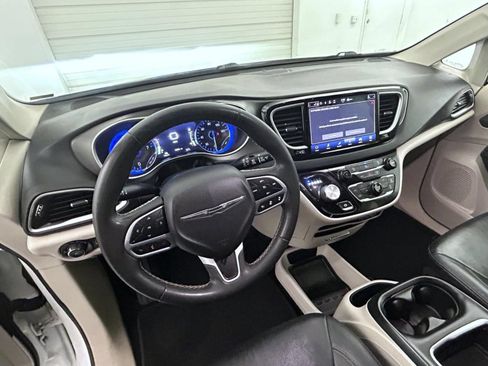 Certified 2022 Chrysler Pacifica Touring-L FWD image 13