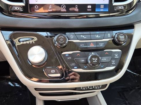 Certified 2022 Chrysler Pacifica Touring-L FWD image 28