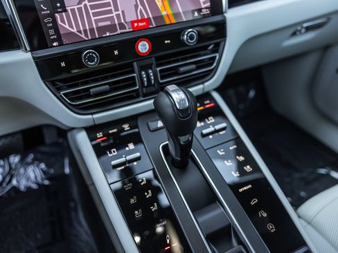 Certified 2026 Porsche Macan S AWD/4WD image 24