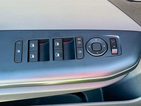 New 2025 Kia K4 LXS image 17