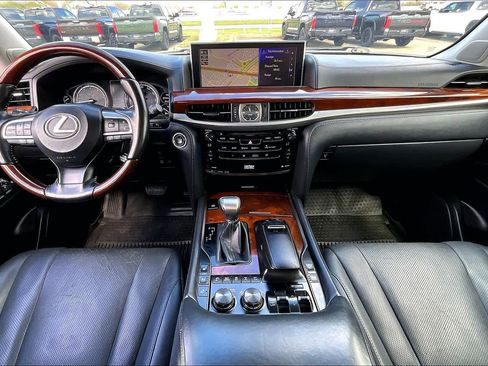 Used 2019 Lexus LX 570 4WD w/ Luxury Package image 16