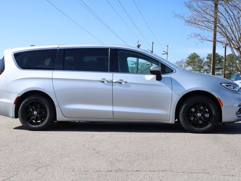 Used 2023 Chrysler Pacifica Touring-L image 6