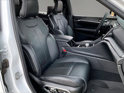 Used 2024 Jeep Grand Cherokee L Overland w/ Luxury Tech Group IV image 29