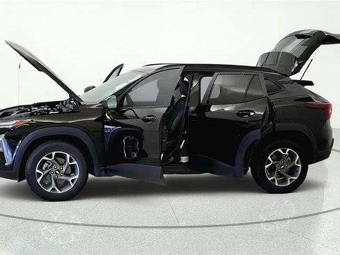 Used 2024 Chevrolet Trax LT w/ Driver Confidence Package FWD image 9