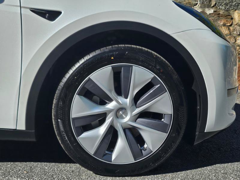 Used 2023 Tesla Model Y AWD image 17