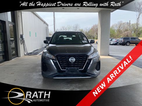 Used 2021 Nissan Kicks SV image 2