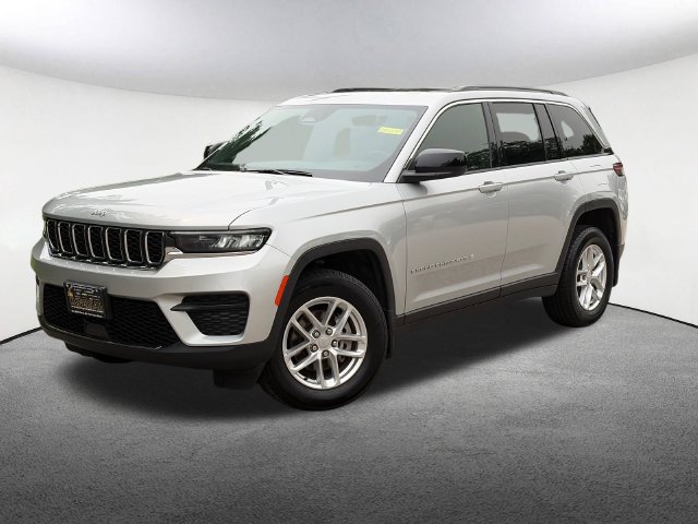 Used 2025 Jeep Grand Cherokee Laredo X w/ MOPAR Finishing Package AWD/4WD image 13