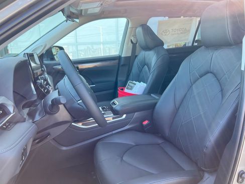 New 2026 Toyota Highlander Platinum AWD/4WD image 19