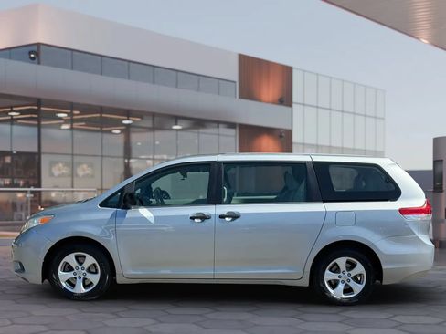 Used 2014 Toyota Sienna L FWD image 3