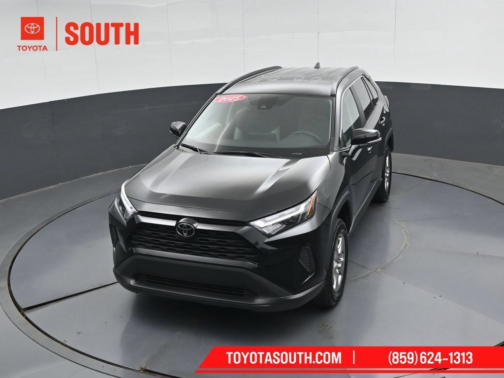 Used 2025 Toyota RAV4 XLE AWD/4WD image 46