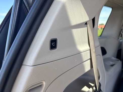 Used 2023 Chrysler Pacifica Touring-L FWD image 9