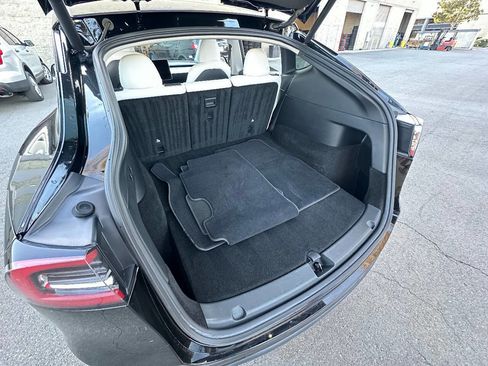 Used 2022 Tesla Model Y Long Range image 32