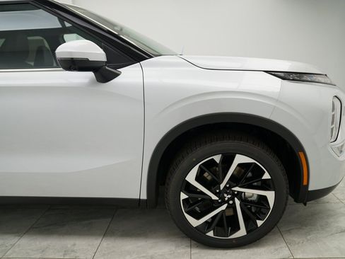 Used 2024 Mitsubishi Outlander SE image 13