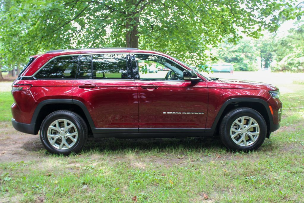Used 2023 Jeep Grand Cherokee 4WD 4xe image 2