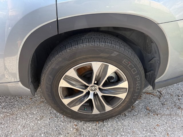 Used 2020 Toyota Highlander XLE FWD image 6
