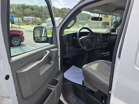 Used 2019 Chevrolet Express 2500 RWD image 9