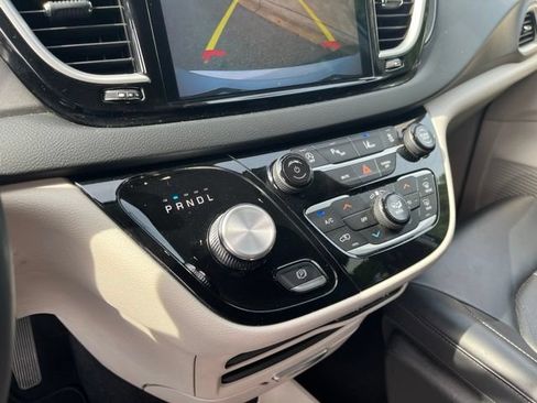 Used 2023 Chrysler Pacifica Touring-L FWD image 25