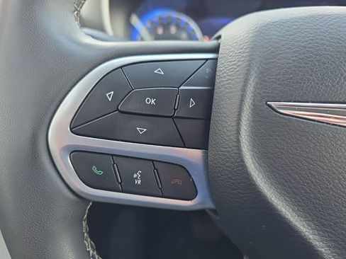 Used 2024 Chrysler Pacifica Touring-L image 19