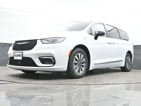 Used 2023 Chrysler Pacifica Limited FWD image 47