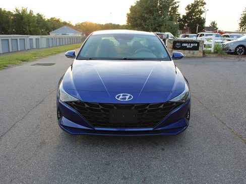 Used 2021 Hyundai Elantra SE FWD image 2