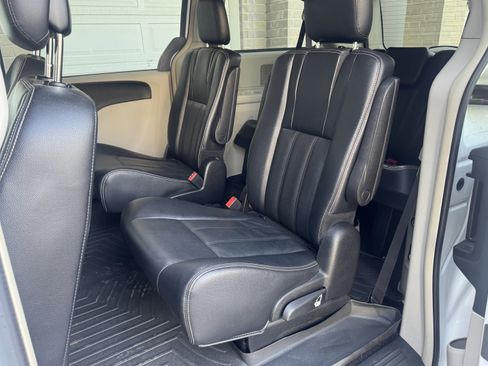 Used 2014 Chrysler Town & Country Touring image 24