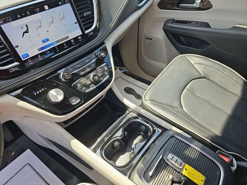 Used 2023 Chrysler Pacifica Limited w/ Uconnect Theater Family Group image 27
