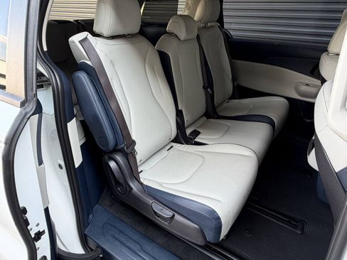 Used 2025 Kia Carnival EX FWD image 21
