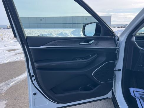 Used 2022 Jeep Grand Cherokee Limited image 14