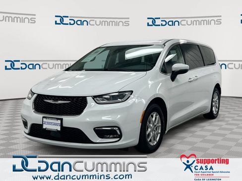 Used 2023 Chrysler Pacifica Touring-L FWD image 1