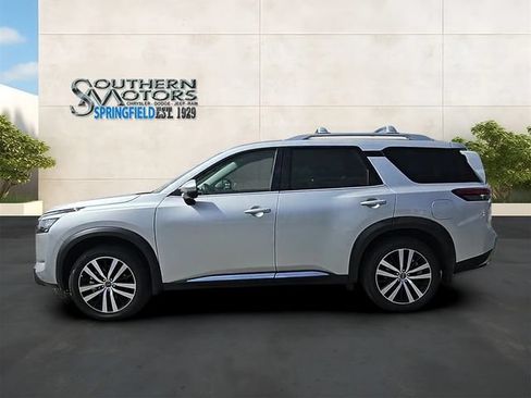 Used 2025 Nissan Pathfinder Platinum w/ Black Appearance Package FWD image 28