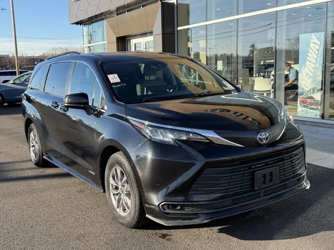 Used 2021 Toyota Sienna LE image 2
