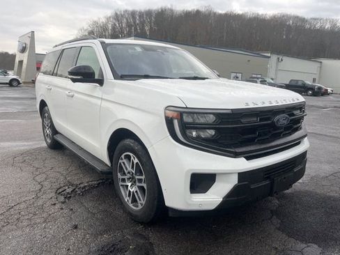 Used 2025 Ford Expedition Active image 3