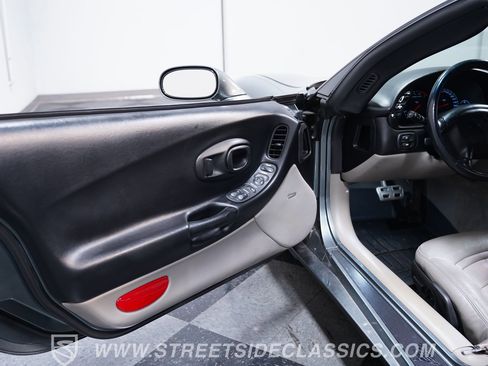 Used 2004 Chevrolet Corvette Convertible w/ Preferred Equipment Group RWD image 29