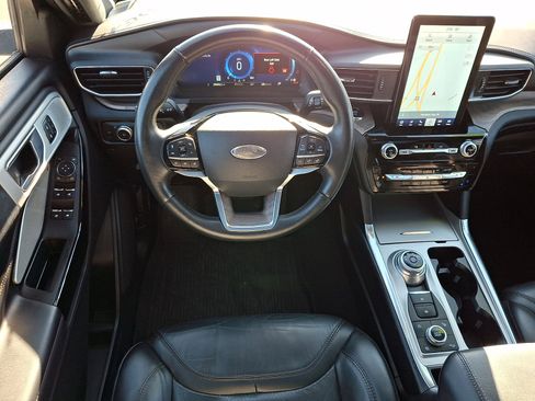 Certified 2022 Ford Explorer Platinum w/ Equipment Group 601A image 11