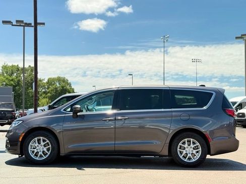 Used 2023 Chrysler Pacifica Touring-L FWD image 44