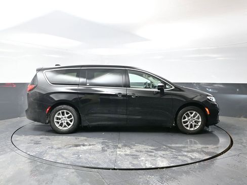 Used 2024 Chrysler Pacifica Touring-L image 4