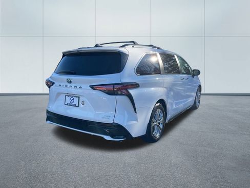 Used 2023 Toyota Sienna XSE image 5