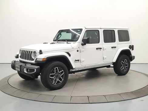 Used 2025 Jeep Wrangler Unlimited Sahara AWD/4WD image 3