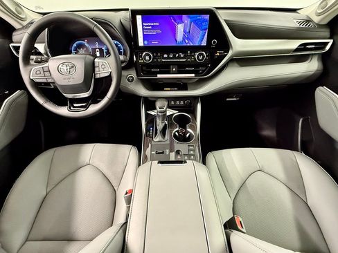 Used 2026 Toyota Highlander Platinum AWD/4WD image 35