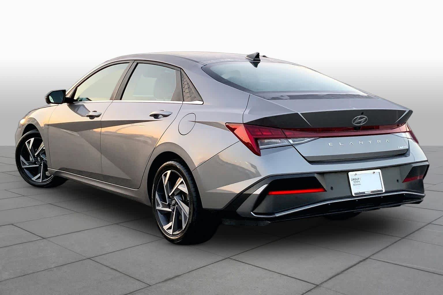 Used 2024 Hyundai Elantra Limited FWD image 11