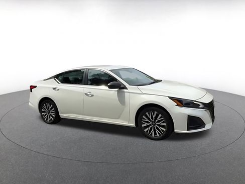 Used 2025 Nissan Altima 2.5 SV FWD image 2
