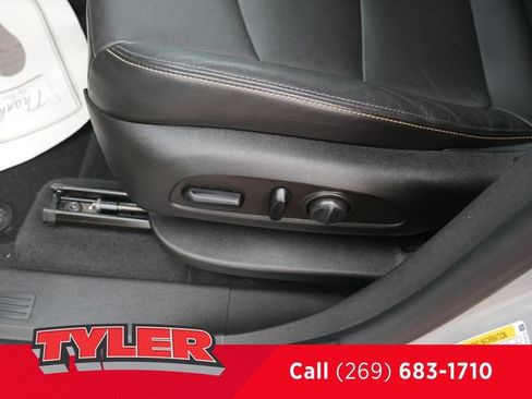 Used 2021 Chevrolet Equinox LT FWD image 23