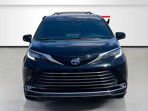 Used 2025 Toyota Sienna Limited FWD image 2