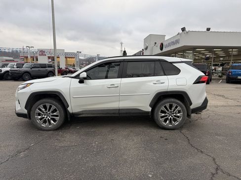 Used 2023 Toyota RAV4 XLE Premium image 4