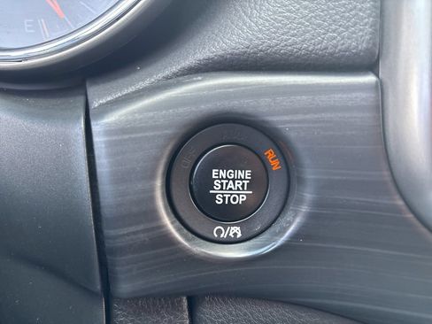 Used 2021 Jeep Grand Cherokee Laredo AWD/4WD image 28