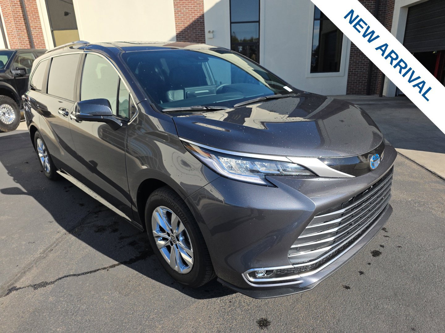 Used 2025 Toyota Sienna Limited AWD/4WD image 1