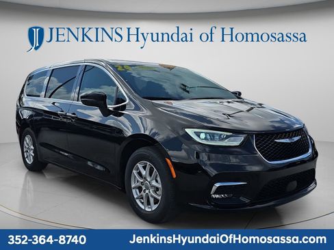 Used 2024 Chrysler Pacifica Touring-L FWD image 12