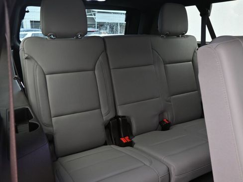 Used 2022 Chevrolet Suburban Z71 w/ Luxury Package image 20